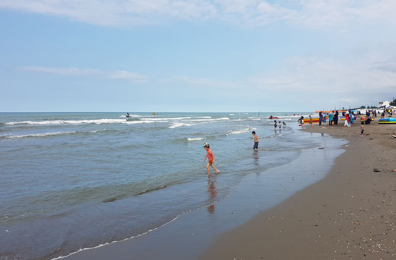 کودکان در حال بازی در ساحل نمک آبرود