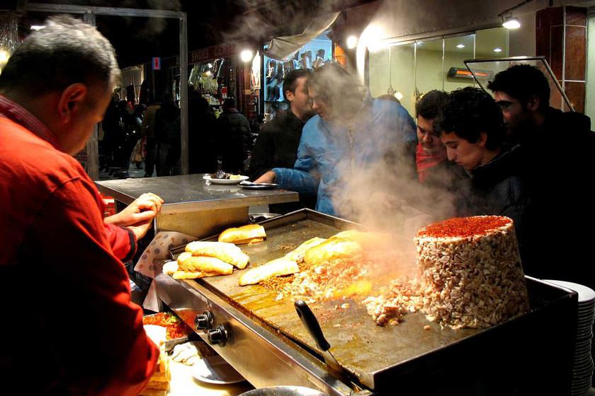 بهترین مکان‌ها برای شکم‌گردی شبانه در سفر نوروزی به استانبول
