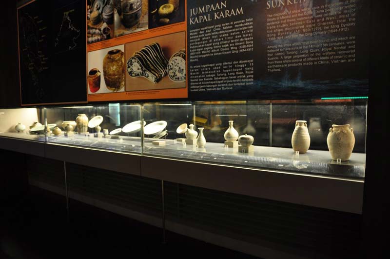 کوزه های سفالی باستانی موزه ملی مالزی