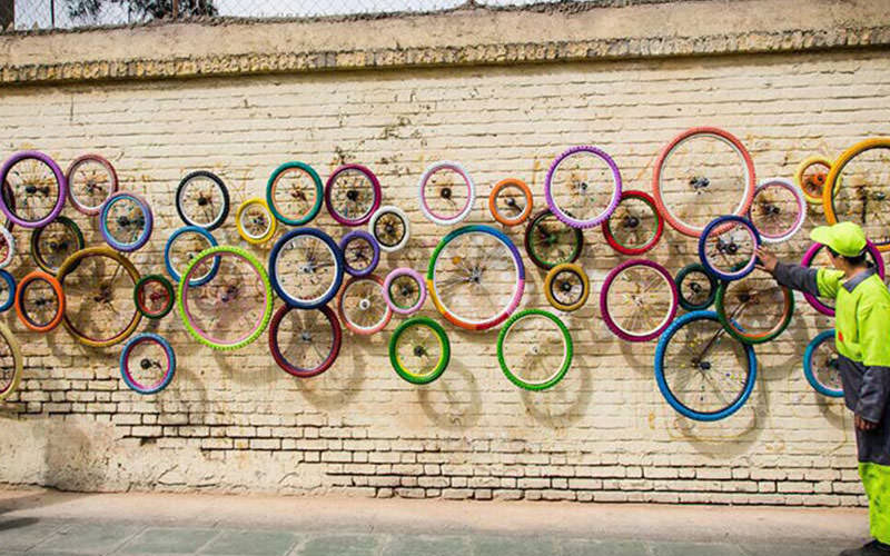 چرخ دوچرخه های رنگی در دیوارهای  تهران