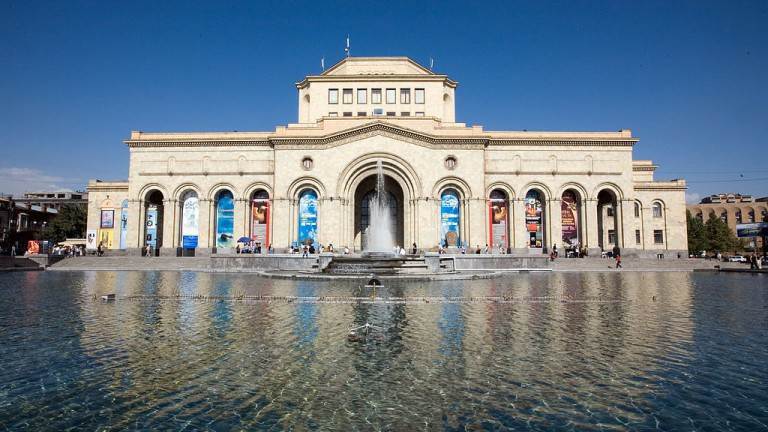 استخر و آبنما در مقابل موزه تاریخ ایروان
