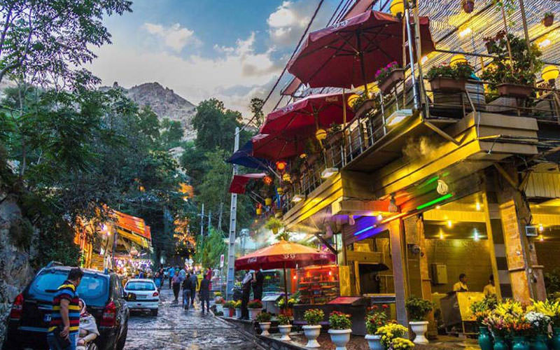 کافه ها و رستوران ها در منظره بارانی دربند تهران
