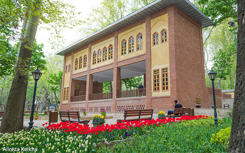 گلهای لاله در باغ ایرانی و فصل بهار تهران