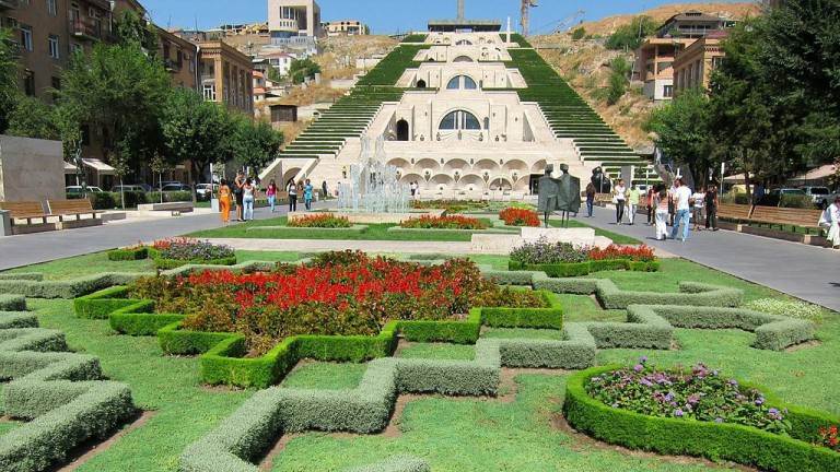 پله های سفید رنگ کاسکاد و گلهای زینتی در ایروان