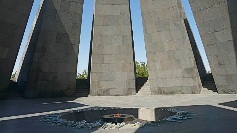 النصب التذكاري وشعلة الشمعة التذكارية في متحف يريفان للإبادة الجماعية
