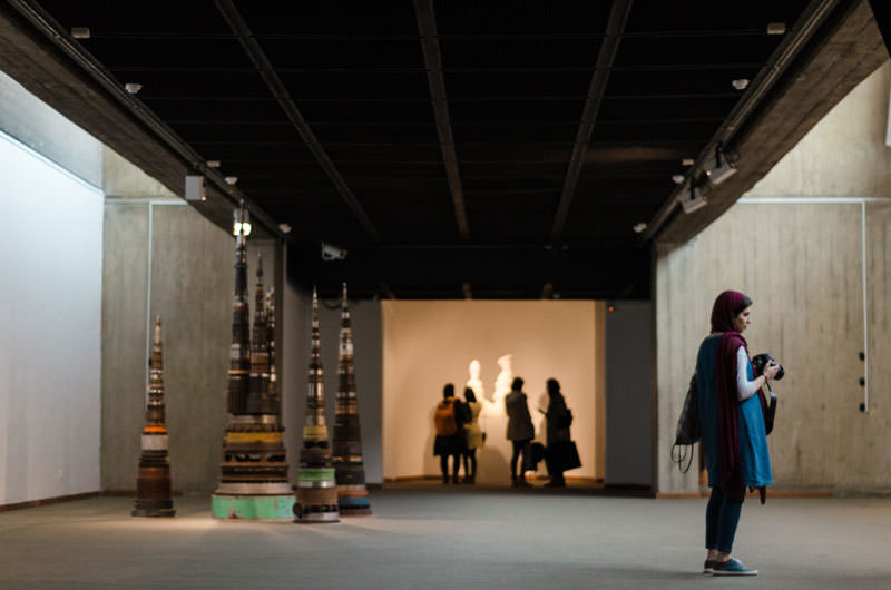 عکاسان و بازدیدکنندگان در گالری هنری تهران