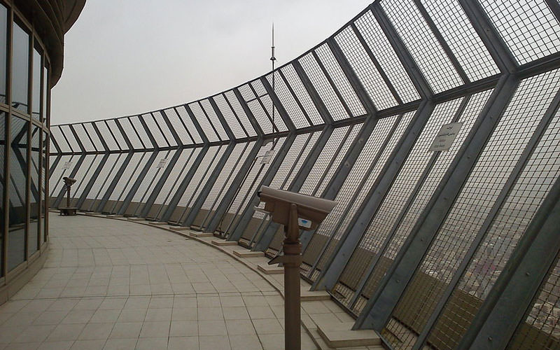 تلسکوپ برای تماشای مناظر تهران در برج میلاد