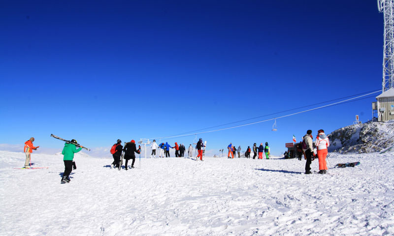 تصویر پانوراما از گردشگران و اسکی بازان توچال