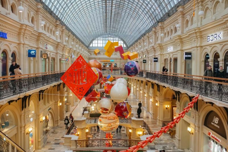 بادبادک های رنگی در مرکز خرید مسکو