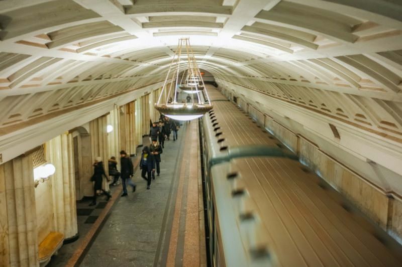 مسافران در حال پیاده شدن از متروی مسکو