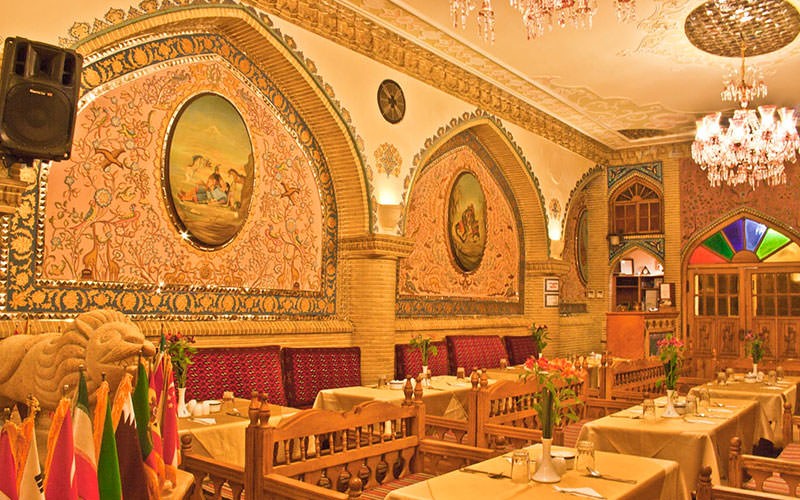 فضای سنتی در رستوران عالی قاپو تهران