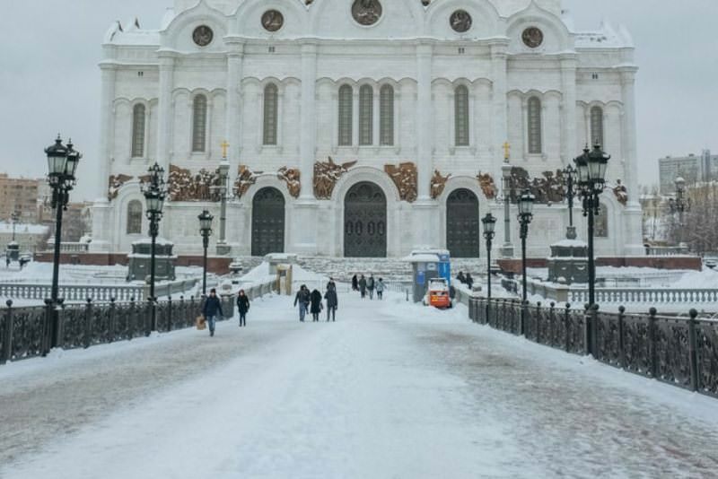 برف مسکو و دورنمای کلیسای مسیح منجی در روسیه