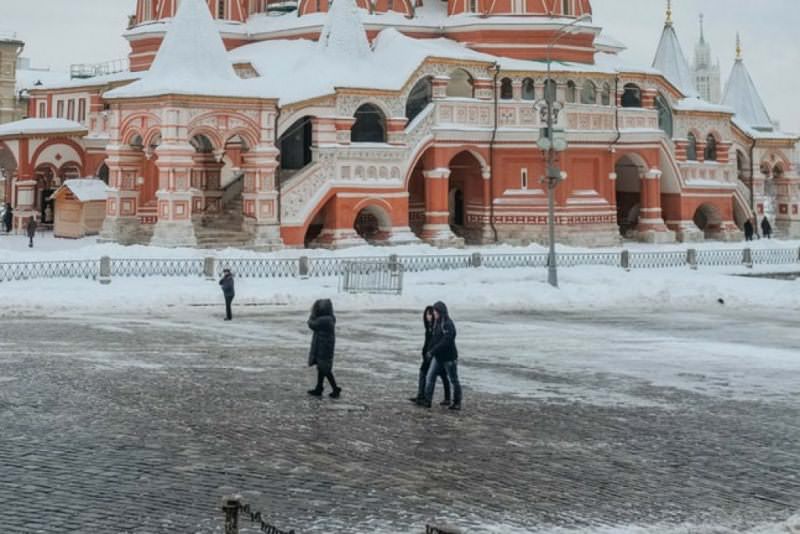 گردشگران در زیر برف سنگین مسکو در میدان سرخ
