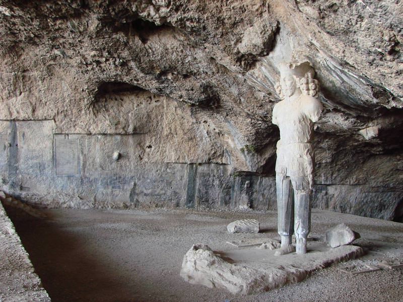 مجسمه شاپور در غار شاپور