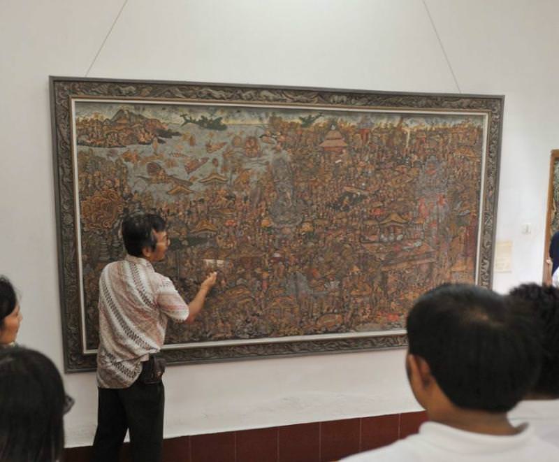 مفسر نقاشی در موزه هنر نکا