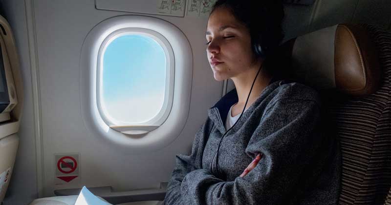 گوش دادن به موسیقی در هواپیما
