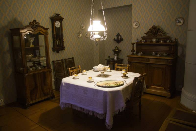 میز ناهارخوری و لوازم منزل در موزه داستایفسکی