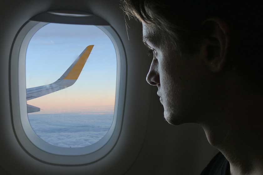 آیا باید کاور پنجره های هواپیما به هنگام نشست و برخاست باز باشد؟