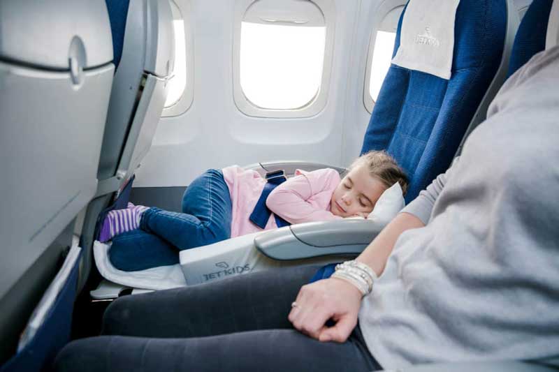 کودکی خوابیده در هواپیما