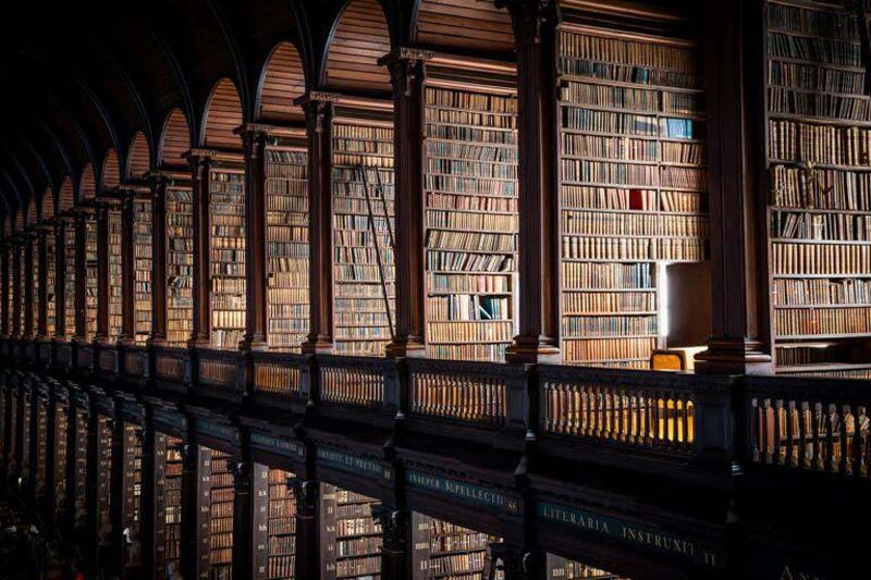 قفسه های انبوه کتاب دانشگاه ترینیتی دابلین 