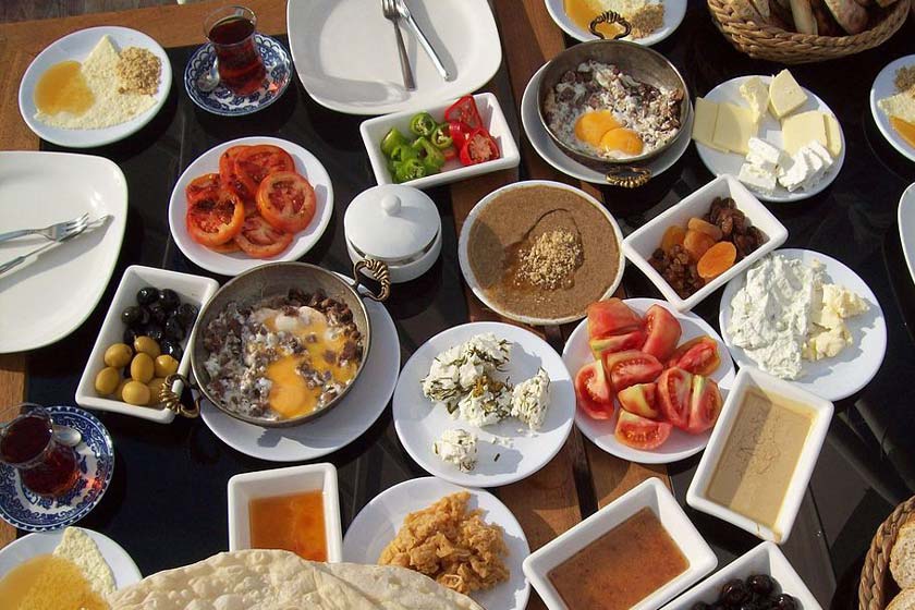 در استانبول برای خوردن صبحانه با چشم اندازی از تنگه بسفر کجا برویم؟