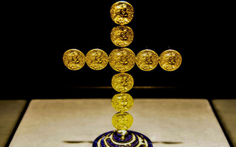 سکه های طلا به شکل صلیب در موزه و تئاتر دالی
