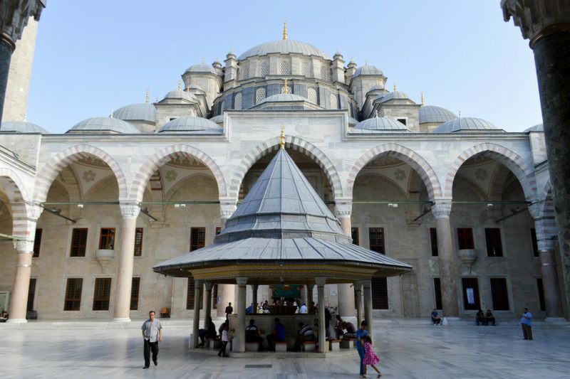 آلاچیق در صحن مسجد فاتح استانبول