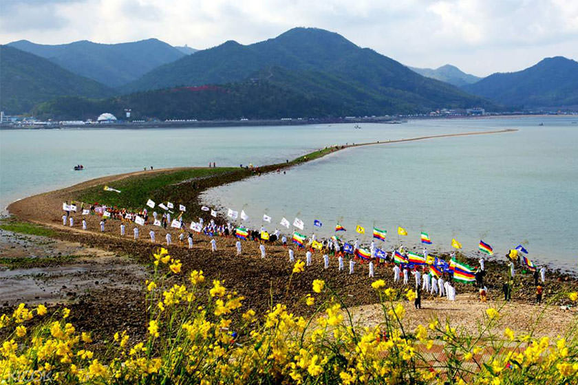 شکافته شدن دریا؛ پدیده‌ای عجیب در یکی از جزایر کره جنوبی