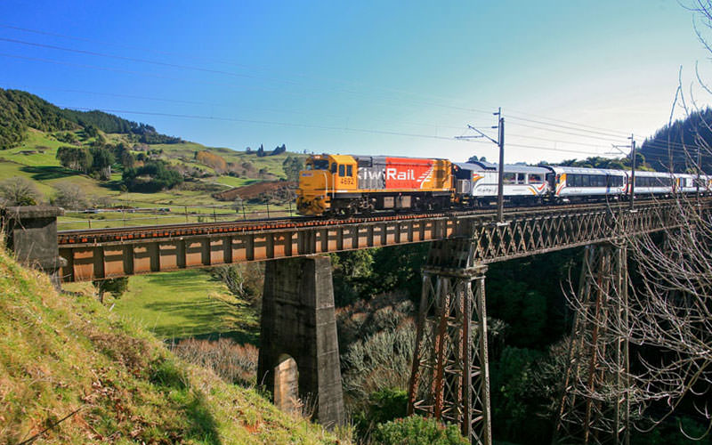 پل آهنی و مسیر ریلی زیبا در نیوزلند