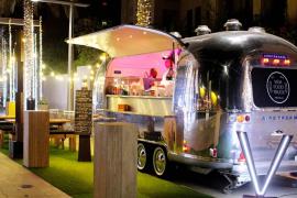 دبی ؛ یک روز خوشمزه با کامیونت‌های غذای خیابانی