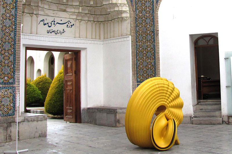 مجسمه مقابل ورودی موزه هنرهای معاصر اصفهان