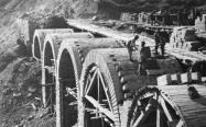 کارگران در حال ساخت پل ورسک