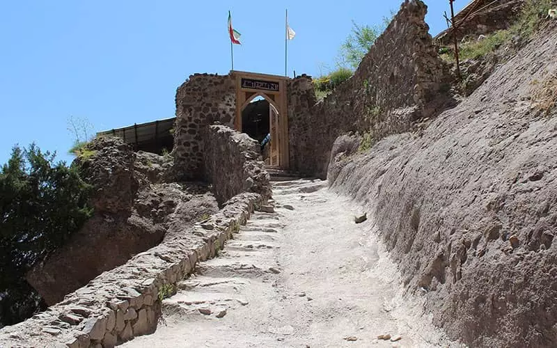 ورودی قدیمی یک قلعه