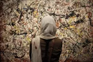 بازدیدکننده در حال تماشای تابلوی نقاشی در موزه هنرهای معاصر تهران