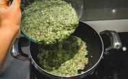 ریختن مایه کوکو سبزی در تابه