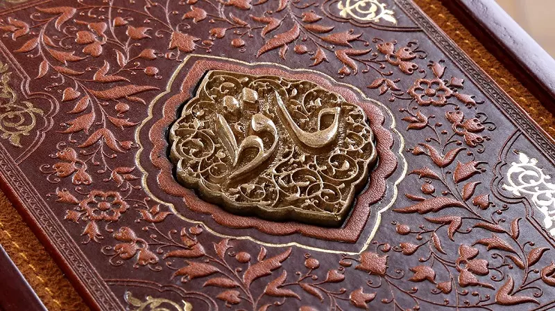 جلد زرکوب و چوبی کتاب حافظ