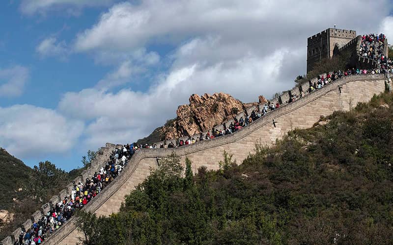 ازدحام گردشگران روی دیوار بزرگ چین