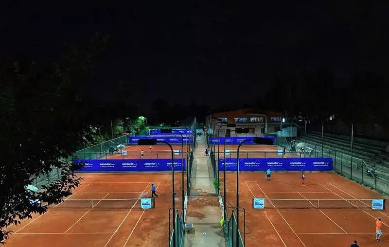 زمین تنیس باشگاه انقلاب در شب