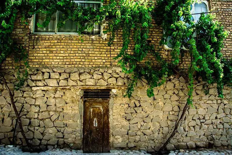 تصویر در چوبی در خانه روستای وردیج