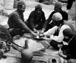 کشاورزان در حال خوردن ناشتایی در باغ موزه نگارستان