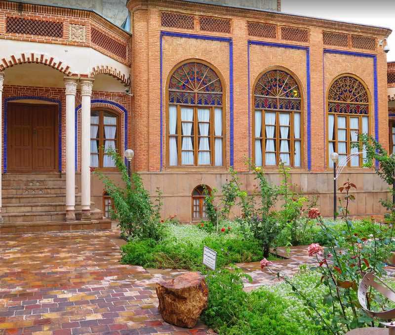نمایی از ورودی موزه سنجش تبریز در میان باغ زیبا و سرسبز
