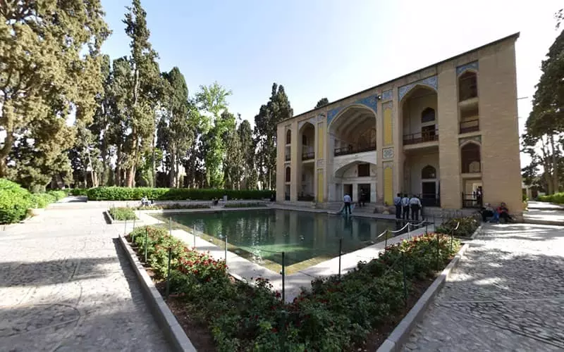 باغ فین کاشان با عمارتی دو طبقه و یک حوض در جلوی آن