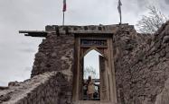 در ورودی قلعه الموت