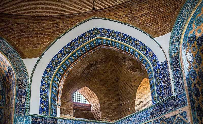 کاشی کاری های فیروزه ای مسجد کبود روی طاق های داخل مسجد