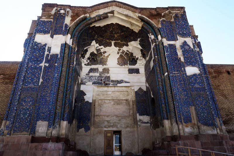 کاشی کاری ها و کتیبه سر در ورودی مسجد کبود تبریز