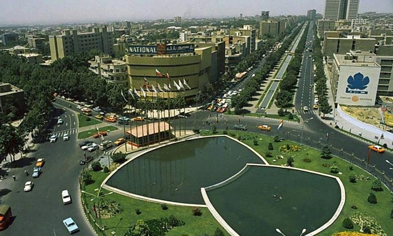 عکس بخشی از خیابان ولیعصر و میدان ولیعصر در سال ۵۲