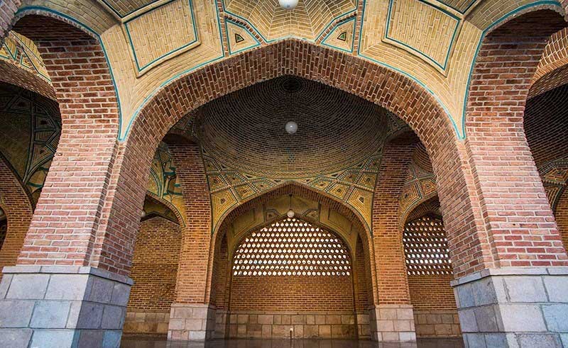 نمایی از پایه های ورودی و طاقنمای ورودی مسجد کبود