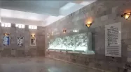 نمای داخل تالار آرامگاه فردوسی با تابلوی سنگی از شاهنامه