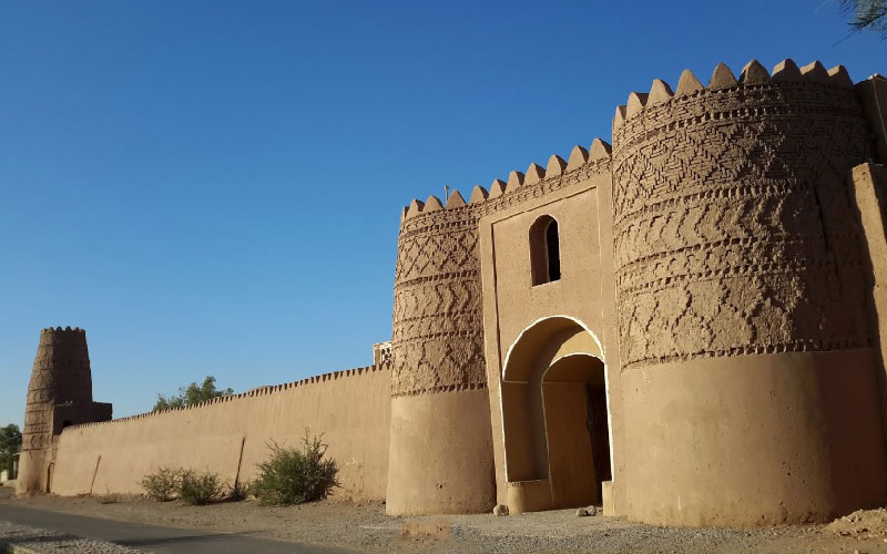بنای خشتی و دیوارهای قدیمی قلعه شفیع آباد