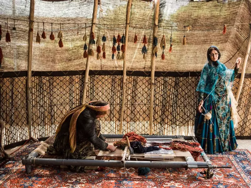 زنان روستایی در حال بافت فرش ایرانی